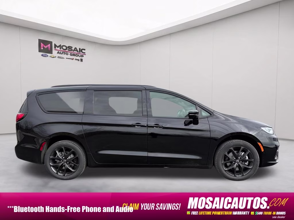 2026 Diamond Black Crystal Pearlcoat Chrysler Pacifica Select AWD Van