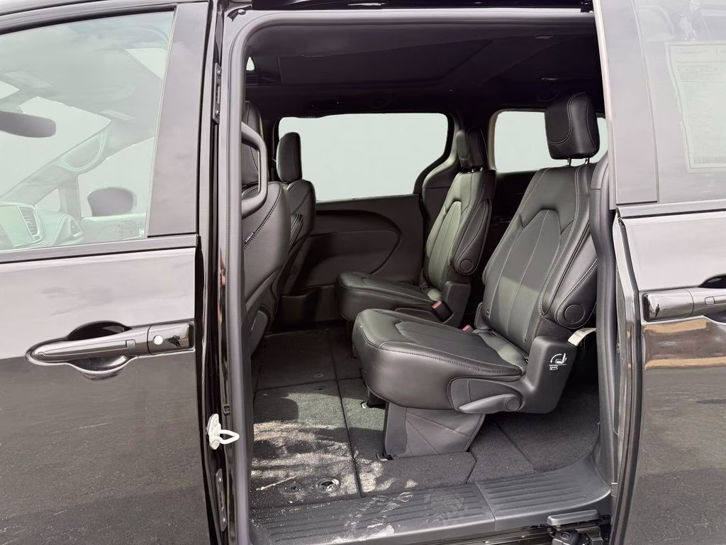 2026 Diamond Black Crystal Pearlcoat Chrysler Pacifica Select AWD Van