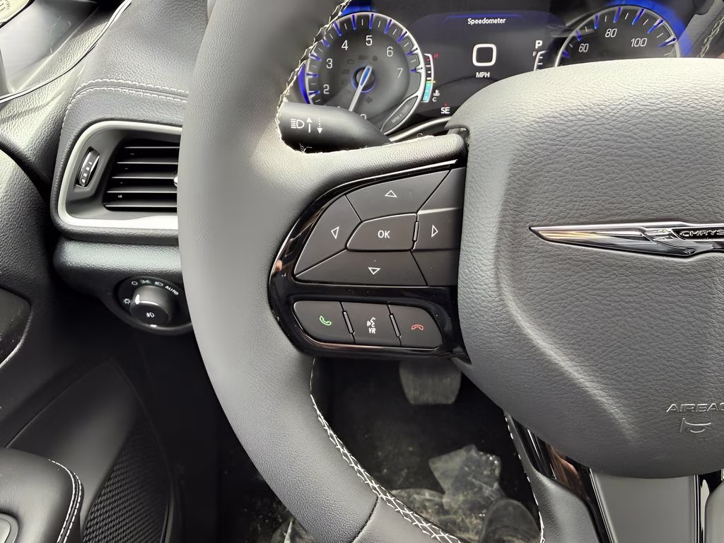 2026 Diamond Black Crystal Pearlcoat Chrysler Pacifica Select AWD Van