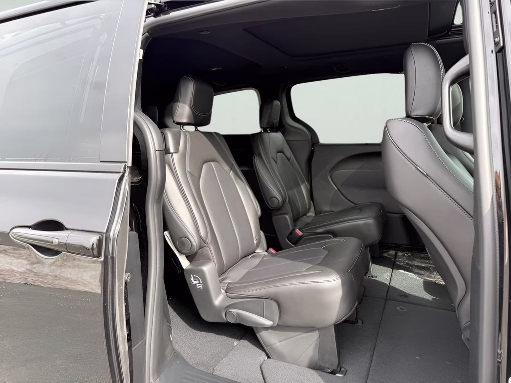 2026 Diamond Black Crystal Pearlcoat Chrysler Pacifica Select AWD Van
