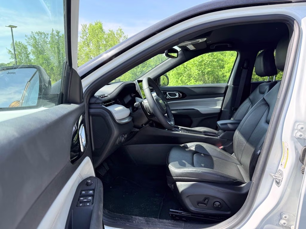 2025 Bright White Clearcoat Jeep Compass Limited 4X4 SUV