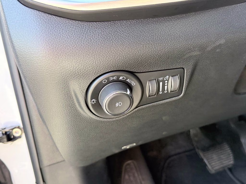 2025 Bright White Clearcoat Jeep Compass Limited 4X4 SUV