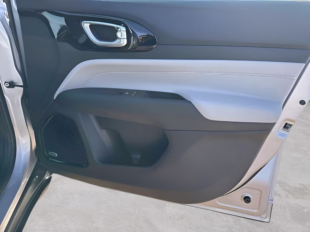 2026 silver zynith metallic clearcoat Jeep Compass Limited Sun, Sound & Navigation Group 4X4 SUV