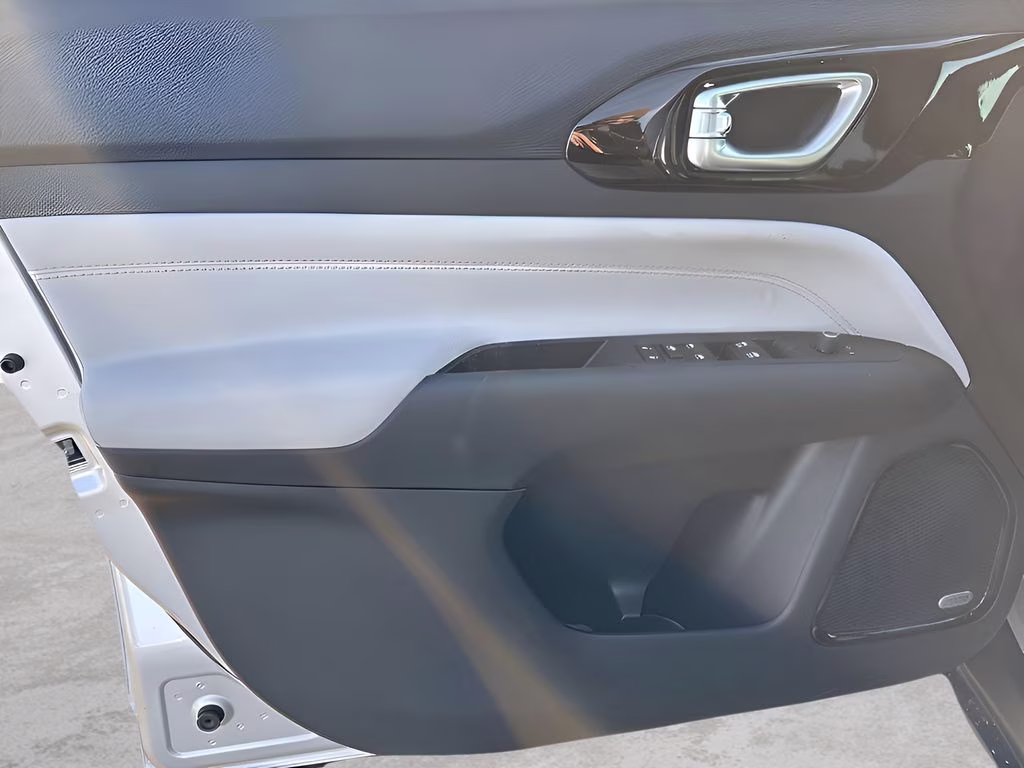 2026 silver zynith metallic clearcoat Jeep Compass Limited Sun, Sound & Navigation Group 4X4 SUV