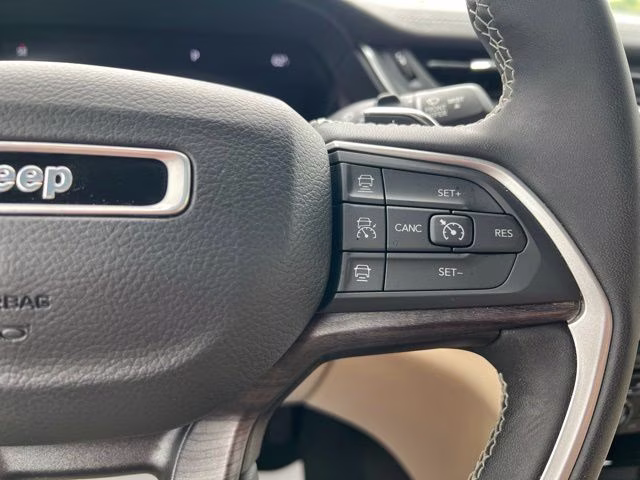 2023 Velvet Red Pearlcoat Jeep Grand Cherokee Limited 4X4 SUV