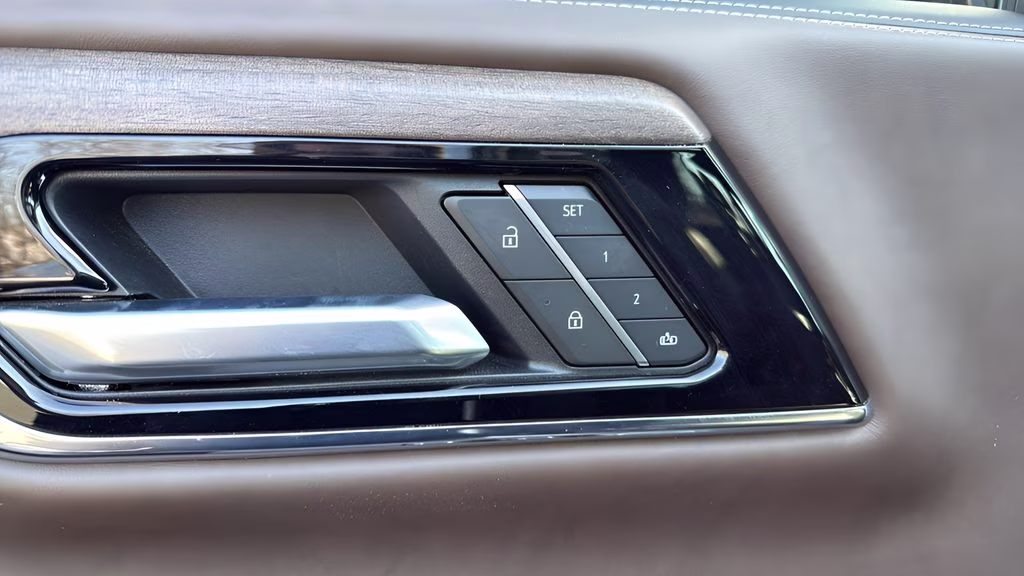 2025 White Frost Tricoat GMC Yukon Denali Ultimate 4X4 SUV