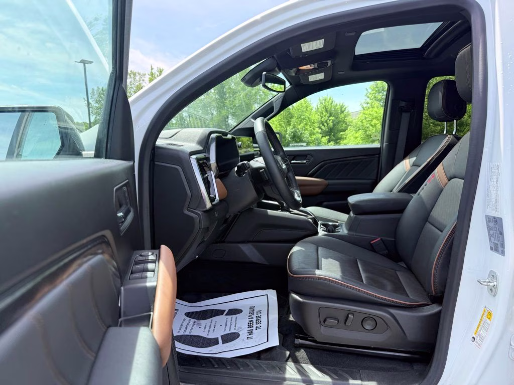 2024 White GMC Canyon AT4 4X4 Truck