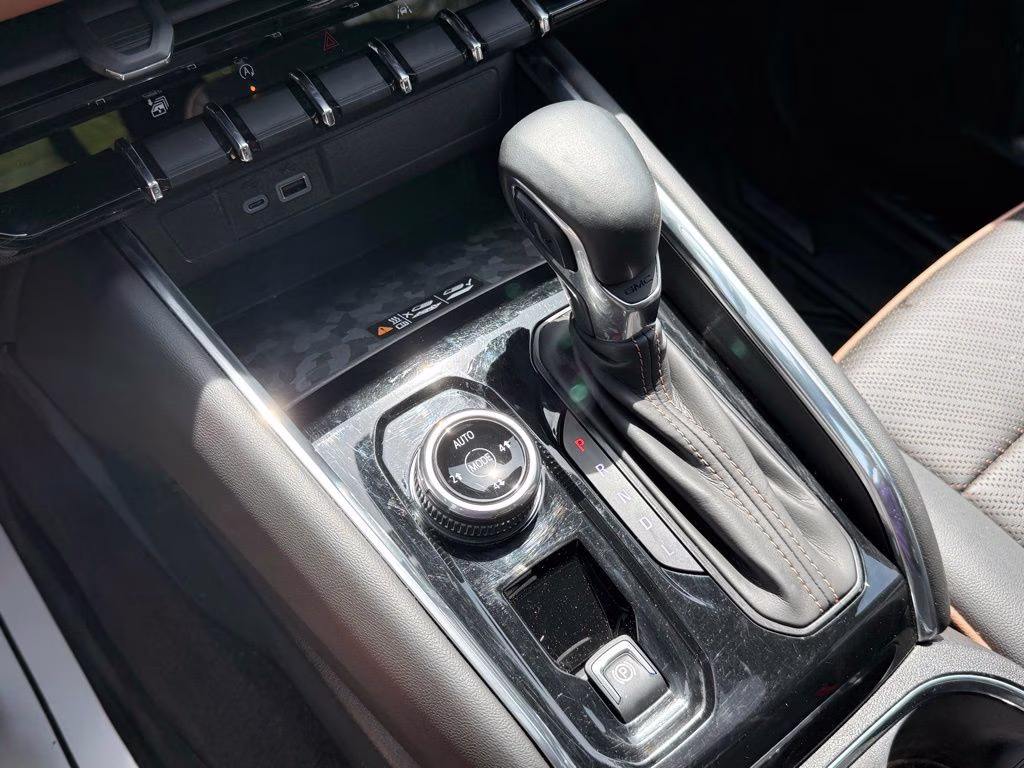 2024 White GMC Canyon AT4 4X4 Truck