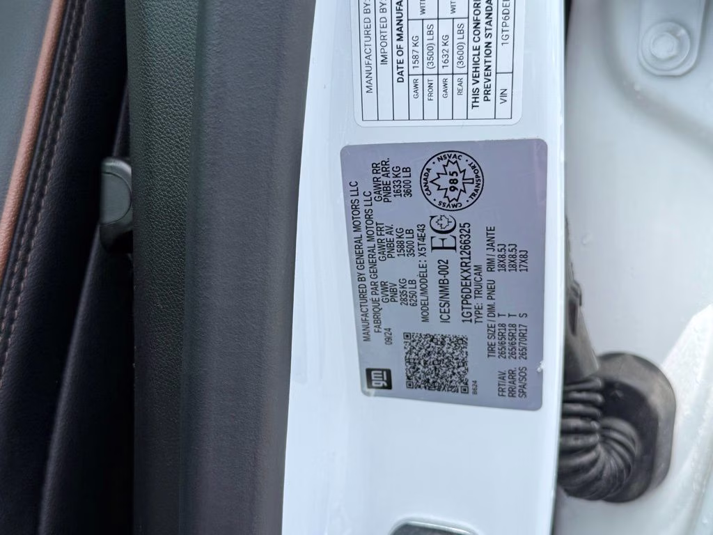 2024 White GMC Canyon AT4 4X4 Truck