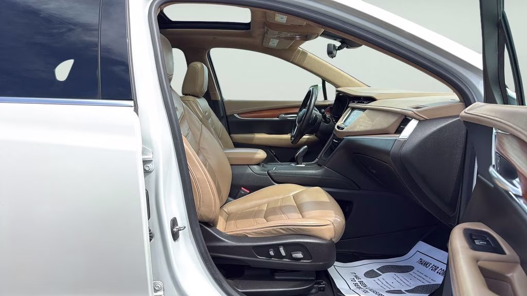 2018 White Cadillac XT5 Platinum AWD SUV