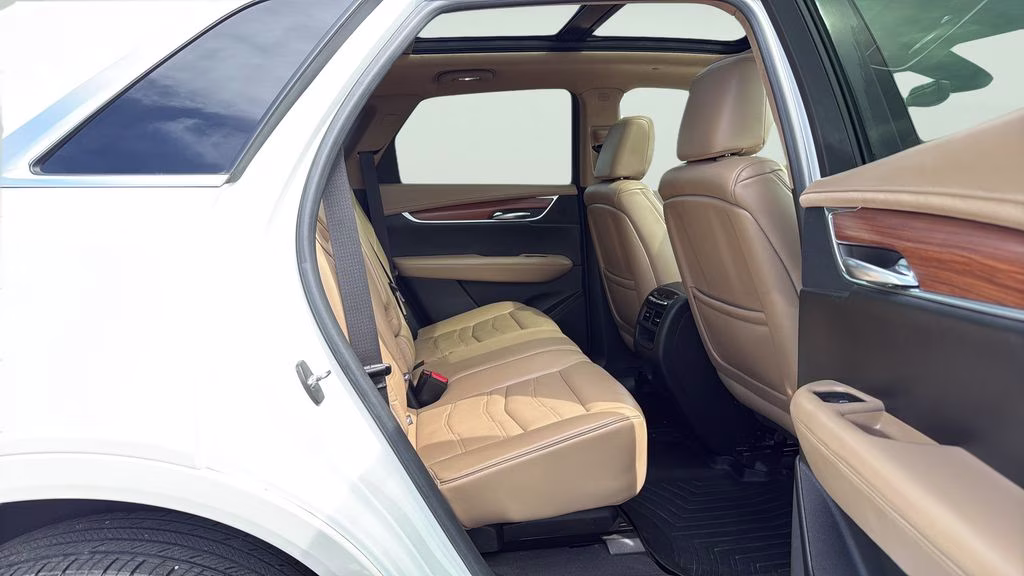 2018 White Cadillac XT5 Platinum AWD SUV