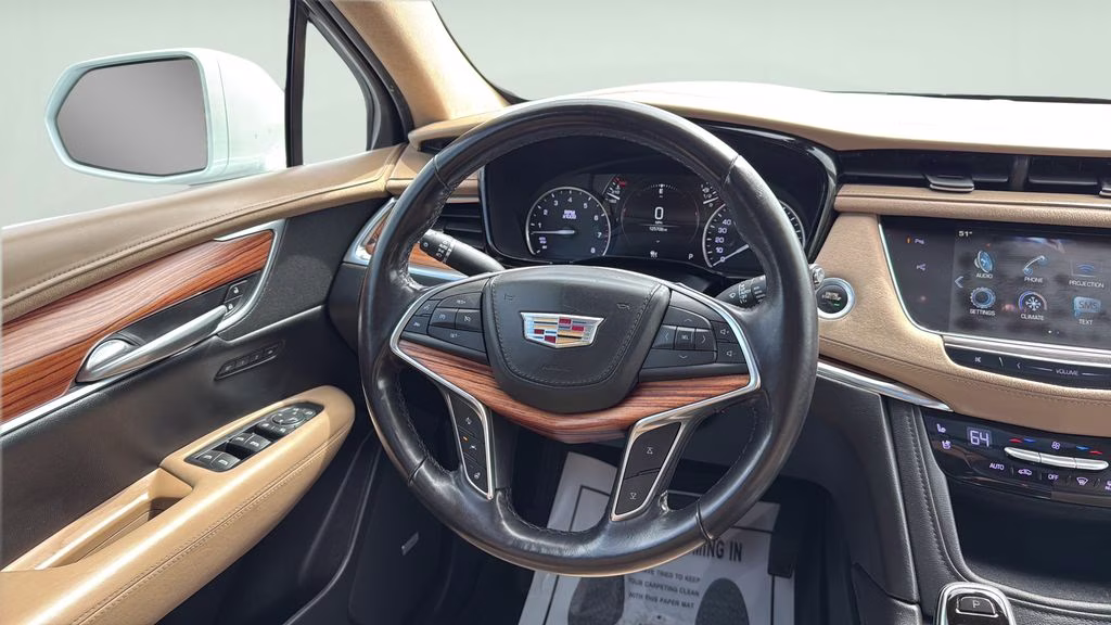 2018 White Cadillac XT5 Platinum AWD SUV