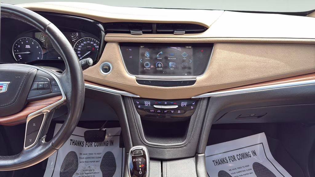 2018 White Cadillac XT5 Platinum AWD SUV