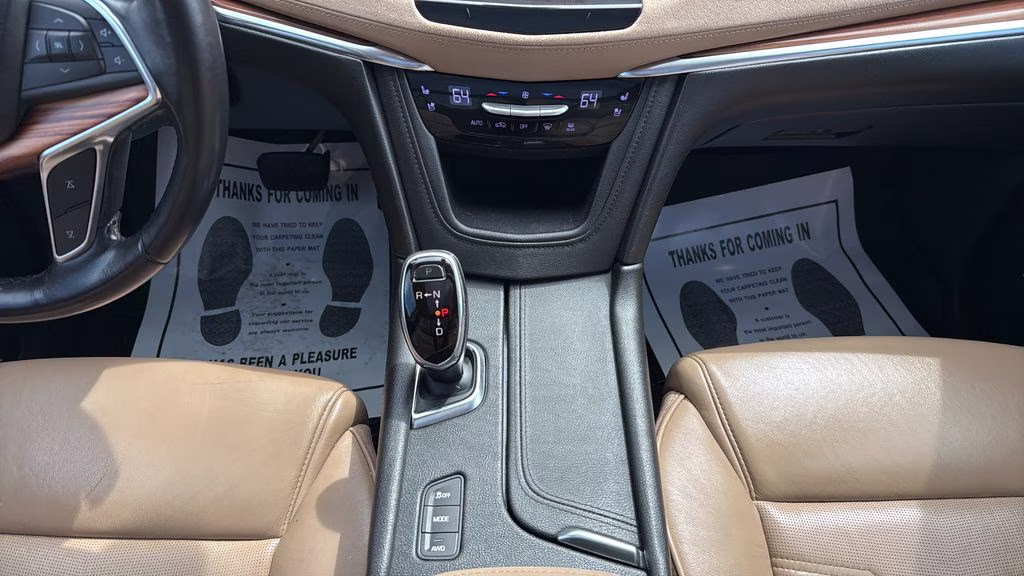 2018 White Cadillac XT5 Platinum AWD SUV