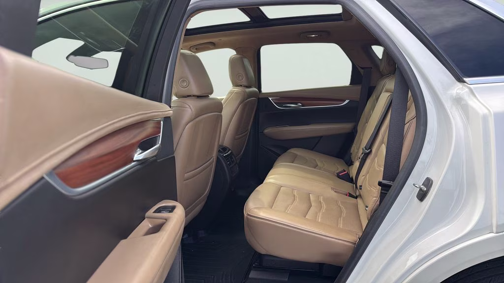 2018 White Cadillac XT5 Platinum AWD SUV