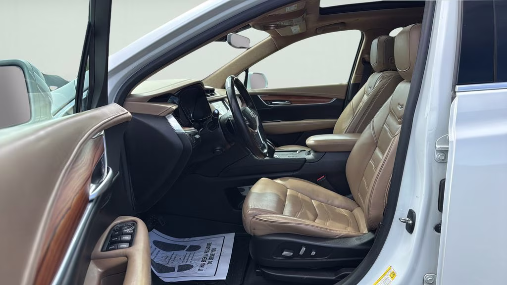2018 White Cadillac XT5 Platinum AWD SUV
