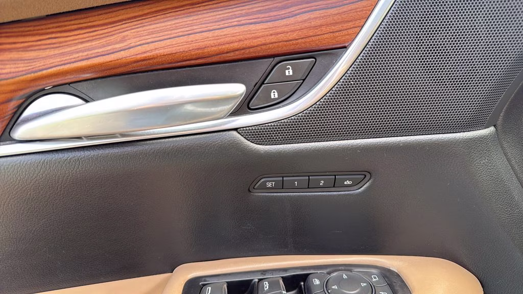 2018 White Cadillac XT5 Platinum AWD SUV