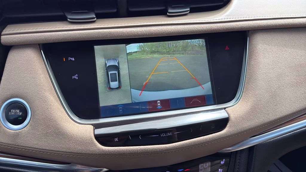 2018 White Cadillac XT5 Platinum AWD SUV