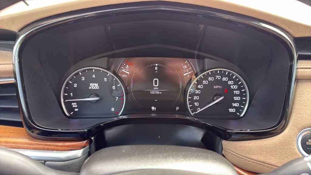 2018 White Cadillac XT5 Platinum AWD SUV