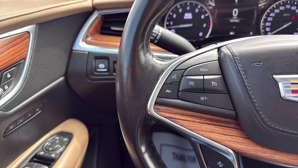 2018 White Cadillac XT5 Platinum AWD SUV