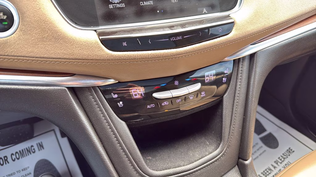 2018 White Cadillac XT5 Platinum AWD SUV
