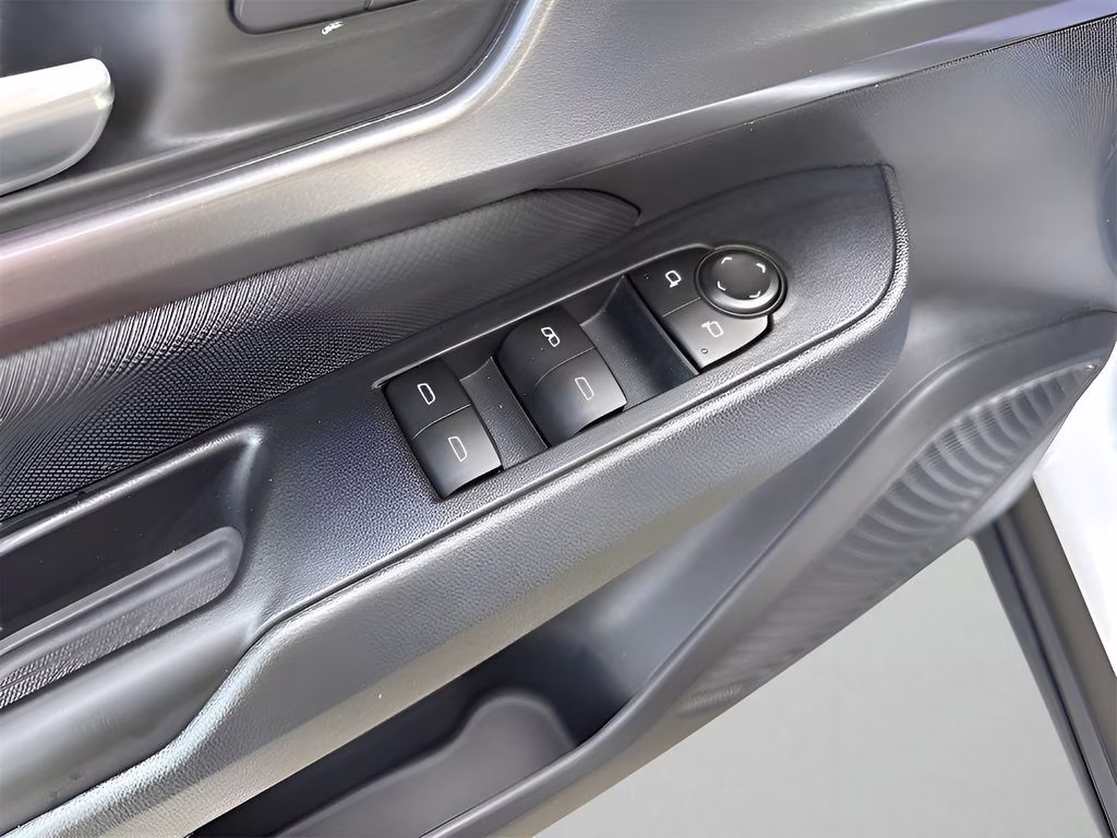 2025 Chevrolet Equinox EV RS - Photo 31