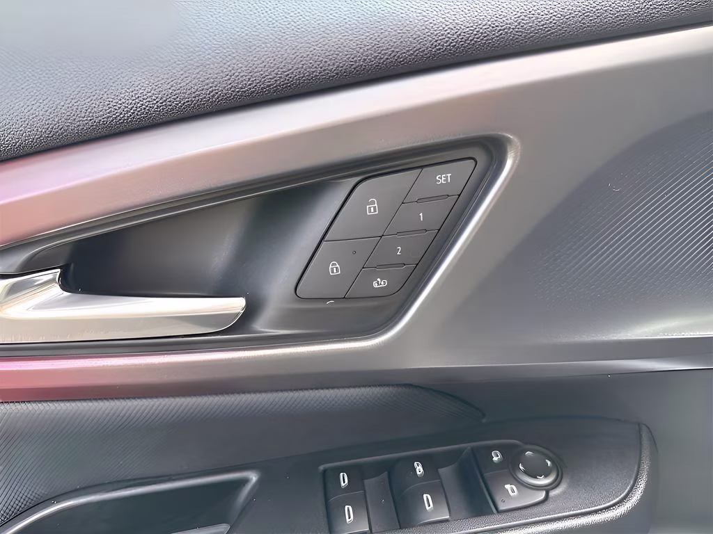 2025 Chevrolet Equinox EV RS - Photo 32