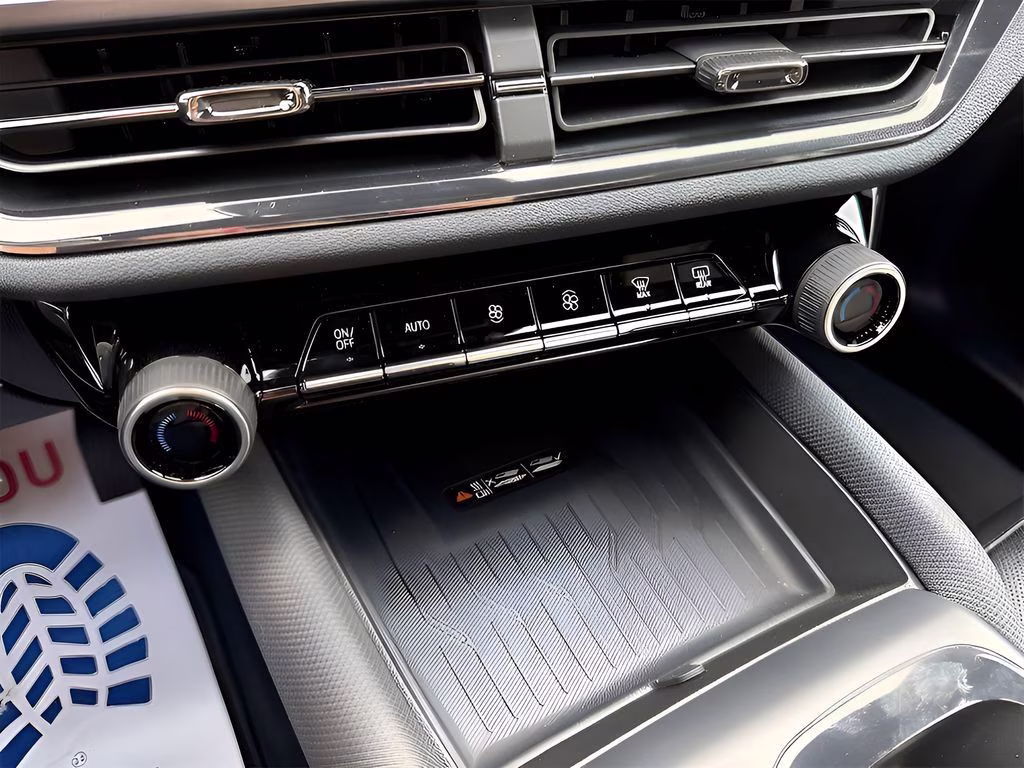 2025 Chevrolet Equinox EV RS - Photo 44