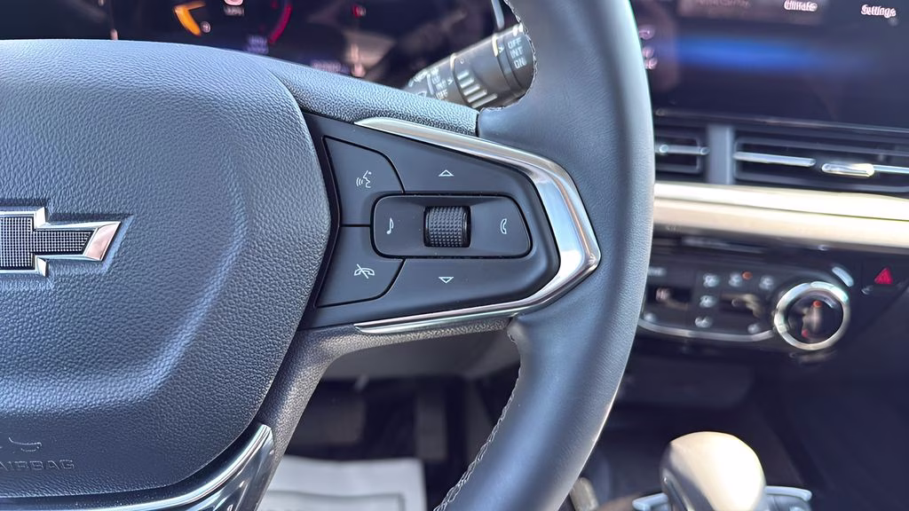 2025 Mosaic Black Metallic Chevrolet Trax ACTIV FWD SUV