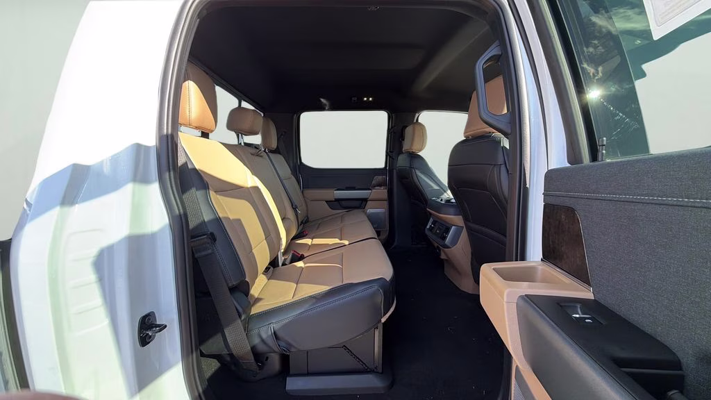 2026 Oxford White Ford Super Duty F-350 SRW Lariat 4X4 Truck