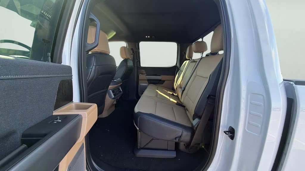 2026 Oxford White Ford Super Duty F-350 SRW Lariat 4X4 Truck