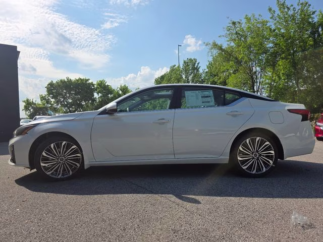 2026 Pearl White Tricoat Nissan Altima 2.5 SV FWD Sedan