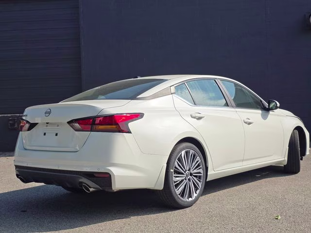 2026 Pearl White Tricoat Nissan Altima 2.5 SV FWD Sedan