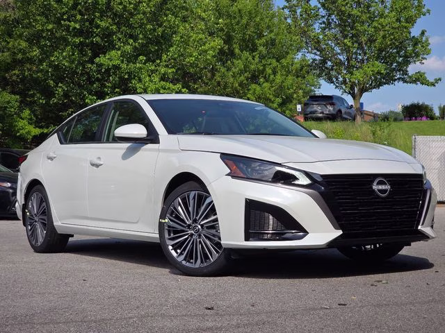 2026 Pearl White Tricoat Nissan Altima 2.5 SV FWD Sedan