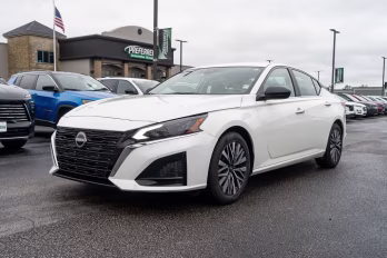 2025 Glacier White Nissan Altima 2.5 SV FWD Sedan