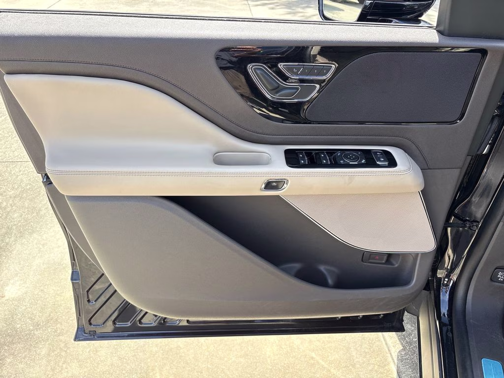 2023 Infinite Black Metallic Clearcoat Lincoln Aviator Standard RWD SUV