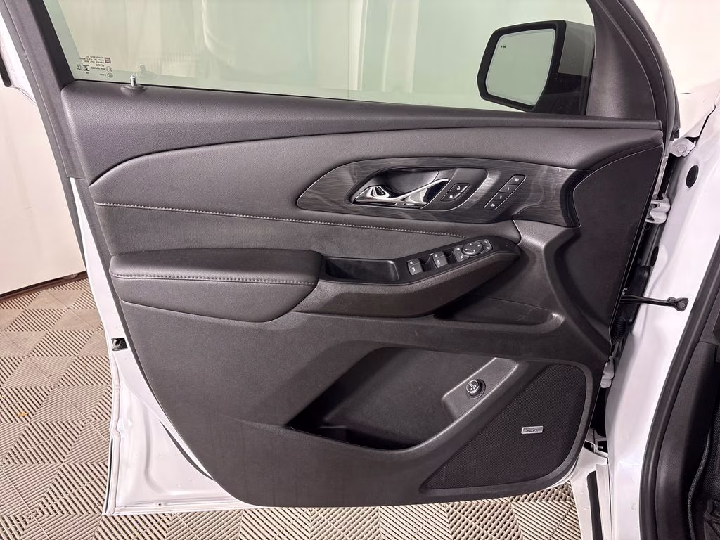 2023 Iridescent Pearl Tricoat Chevrolet Traverse High Country FWD SUV