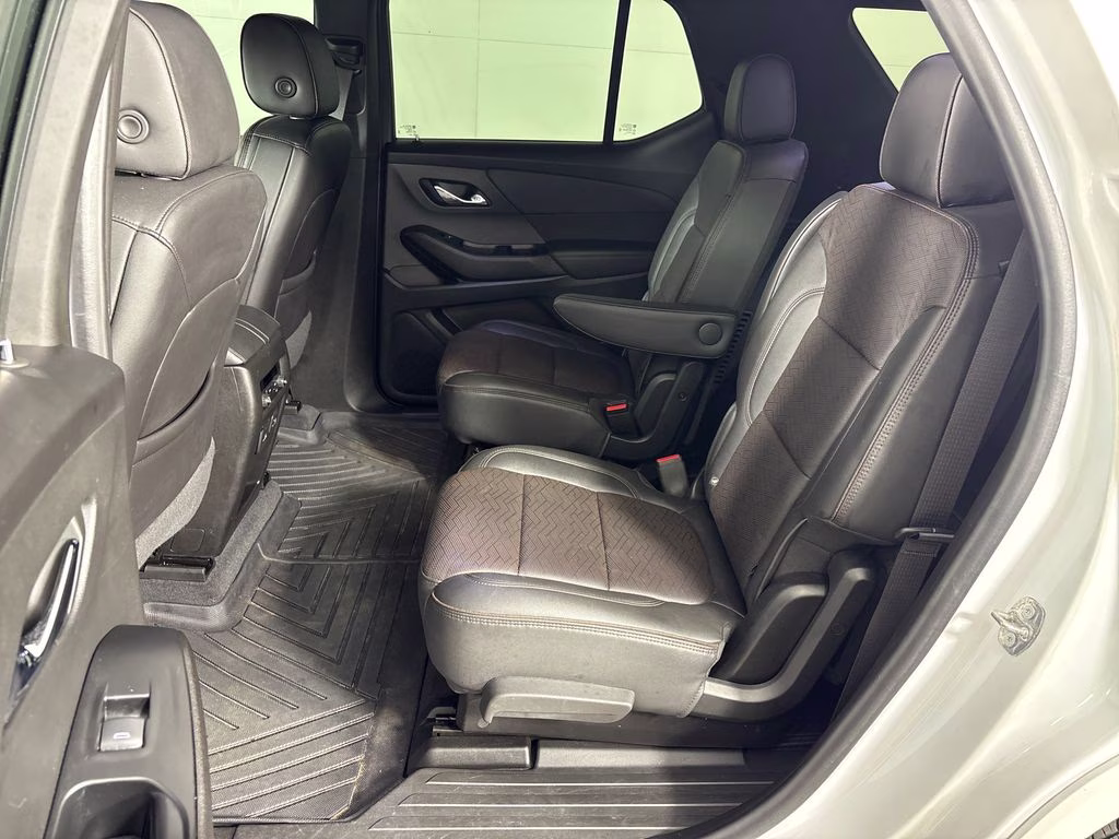 2023 Iridescent Pearl Tricoat Chevrolet Traverse High Country FWD SUV