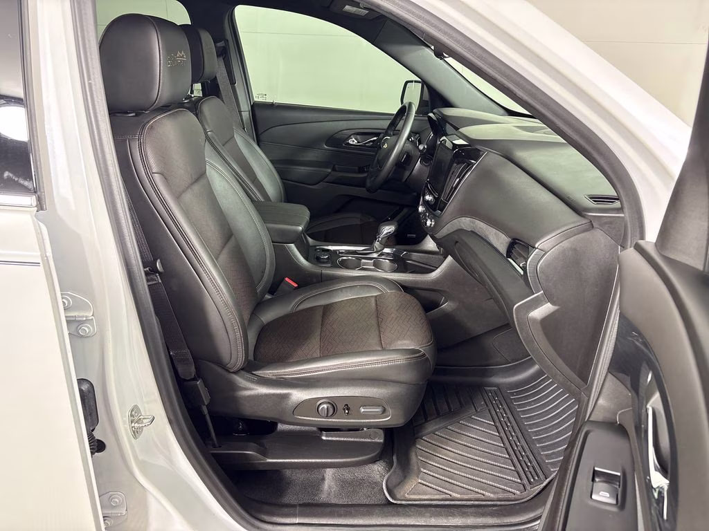 2023 Iridescent Pearl Tricoat Chevrolet Traverse High Country FWD SUV