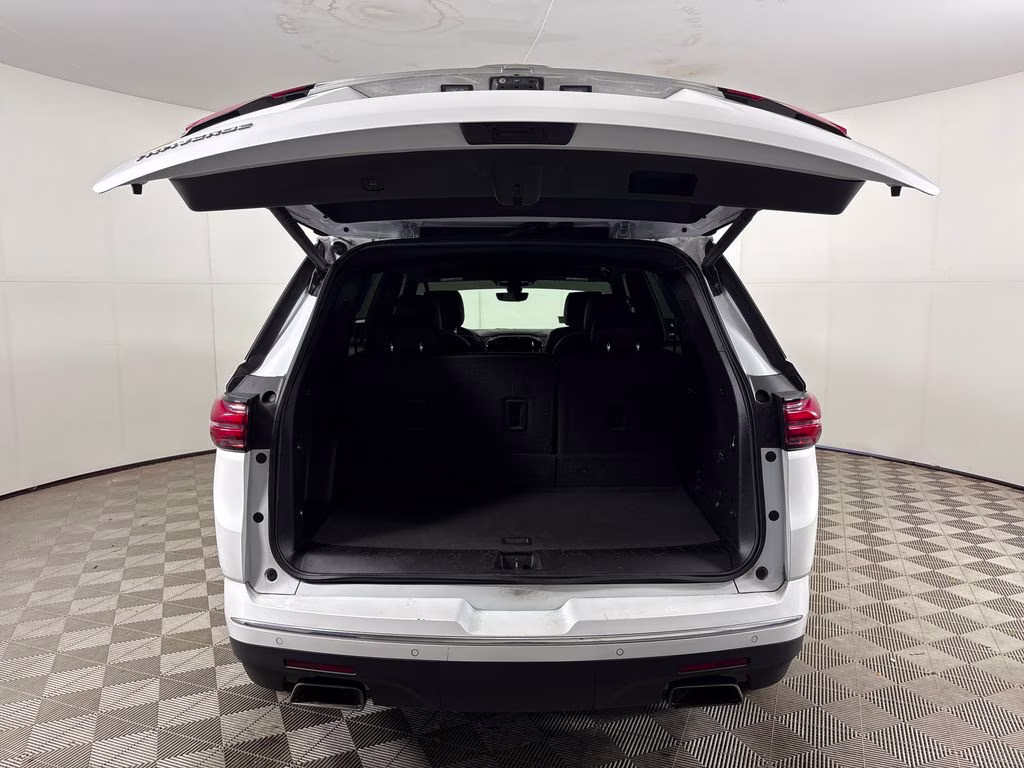 2023 Iridescent Pearl Tricoat Chevrolet Traverse High Country FWD SUV