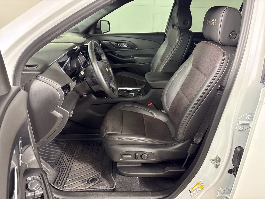 2023 Iridescent Pearl Tricoat Chevrolet Traverse High Country FWD SUV