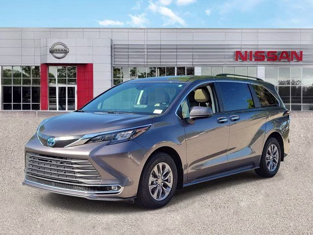 2024 Predawn Gray Mica Toyota Sienna XLE FWD Van