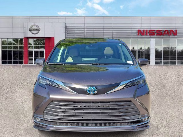 2024 Predawn Gray Mica Toyota Sienna XLE FWD Van