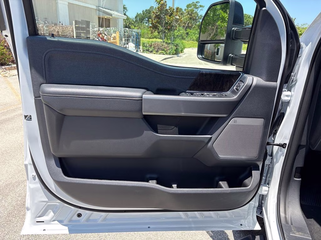 2026 Oxford White Ford Super Duty F-250 SRW Lariat 4X4 Truck