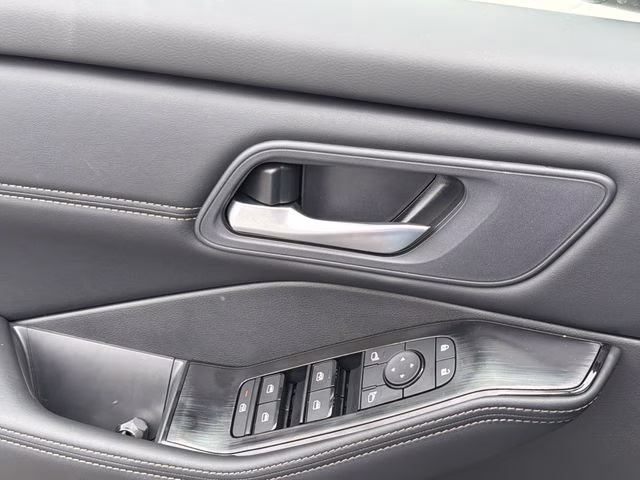 2026 Everest White Pearl Tricoat Nissan Rogue Dark Armor FWD SUV