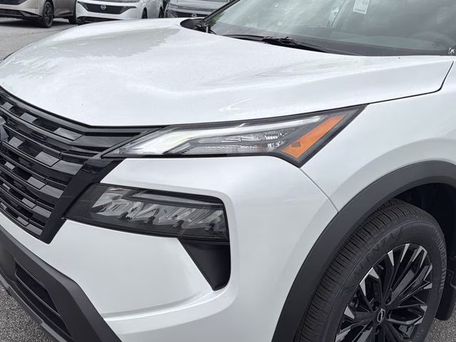 2026 Everest White Pearl Tricoat Nissan Rogue Dark Armor FWD SUV