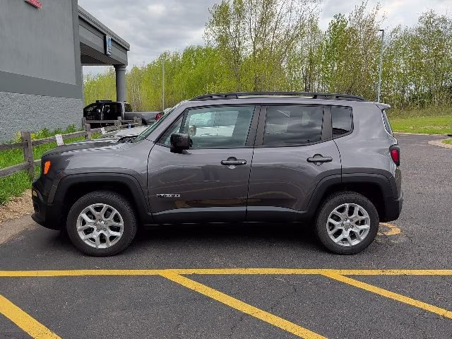 2017 Granite Crystal Metallic Clearcoat Jeep Renegade Latitude 4X4 SUV