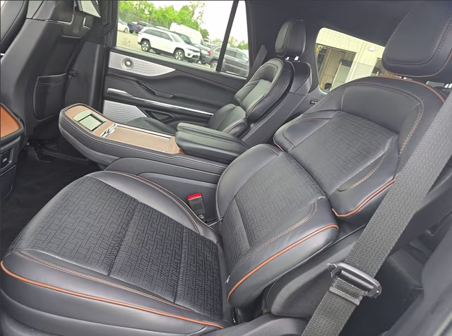 2025 Crystal White Metallic CC Lincoln Navigator Black Label 4X4 SUV