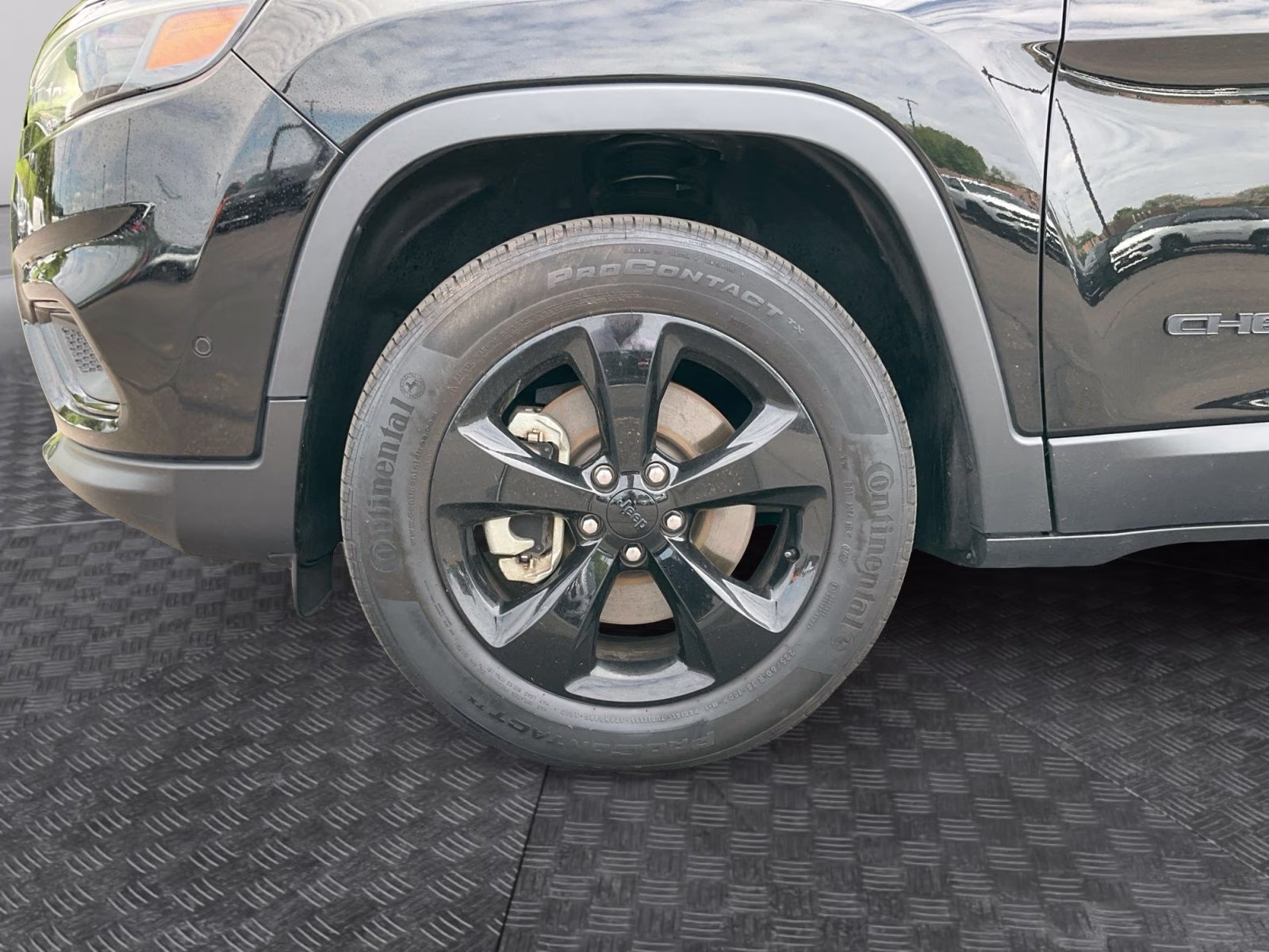 2023 Diamond Black Crystal Pearlcoat Jeep Cherokee Altitude 4X4 SUV