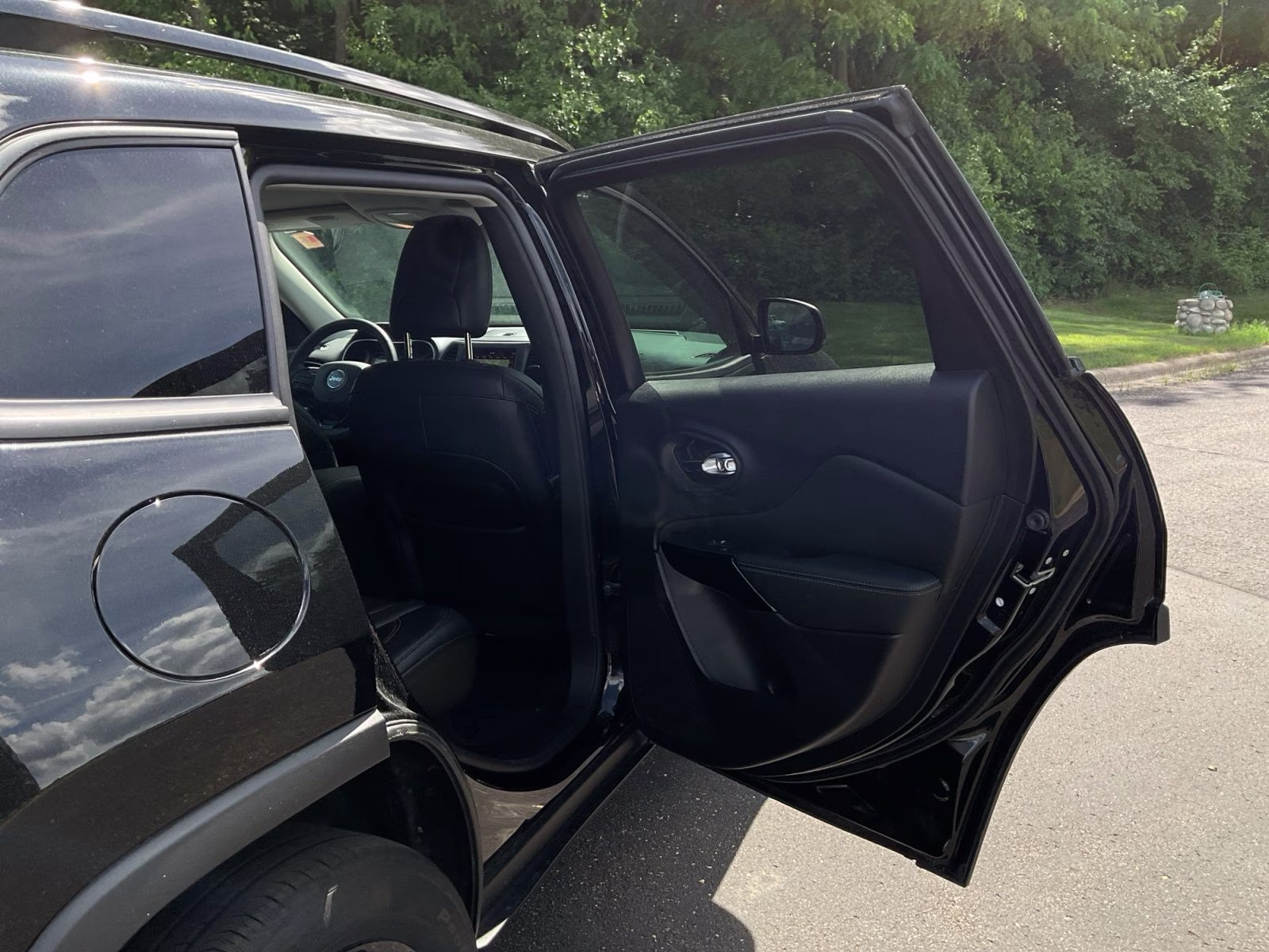 2023 Diamond Black Crystal Pearlcoat Jeep Cherokee Altitude 4X4 SUV